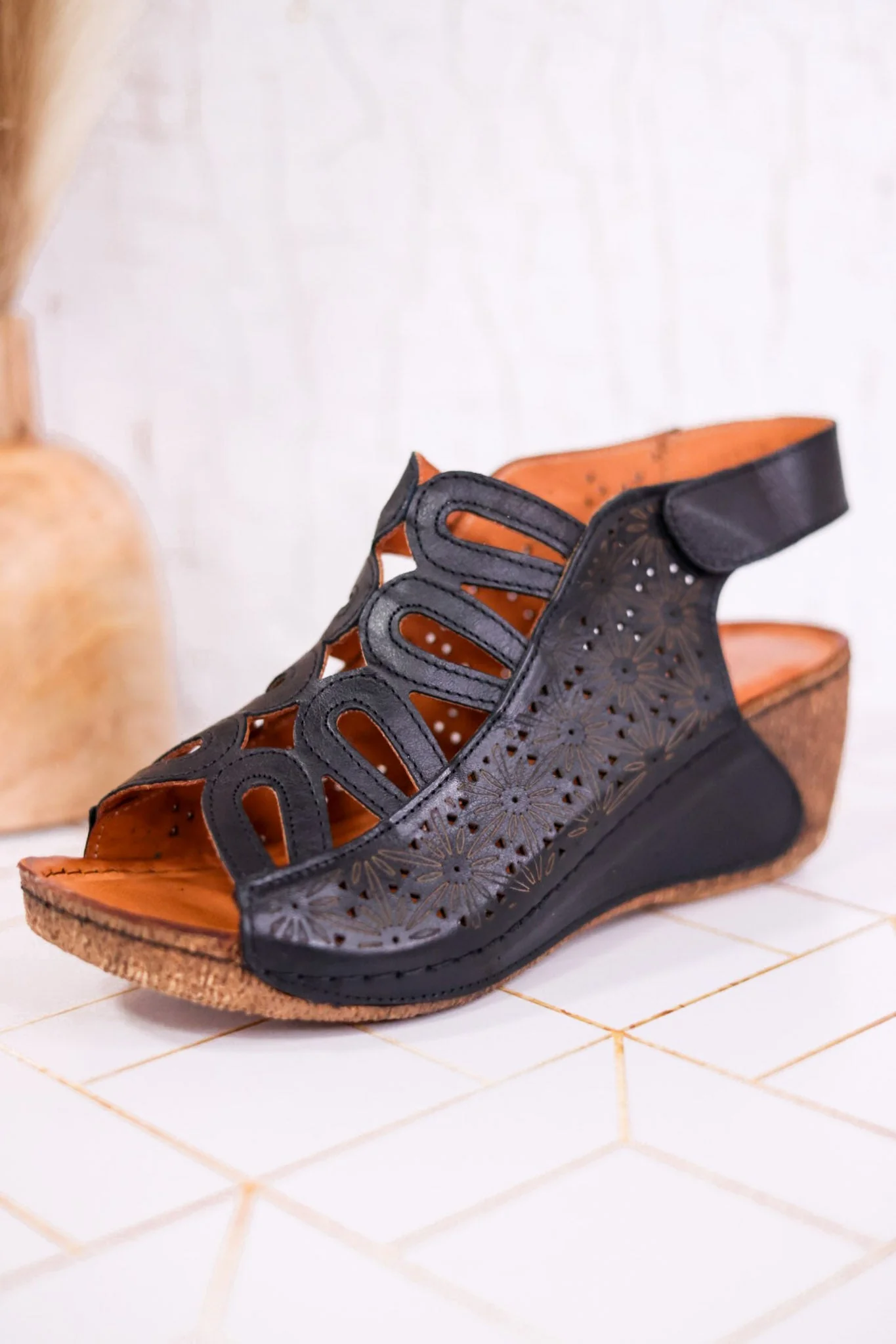 Innocencia Black Leather Wedge Sandals - Image 10